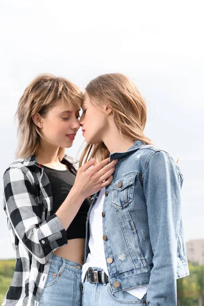 Lesbiskt par kyssas med ögonen stängda — Stockfoto