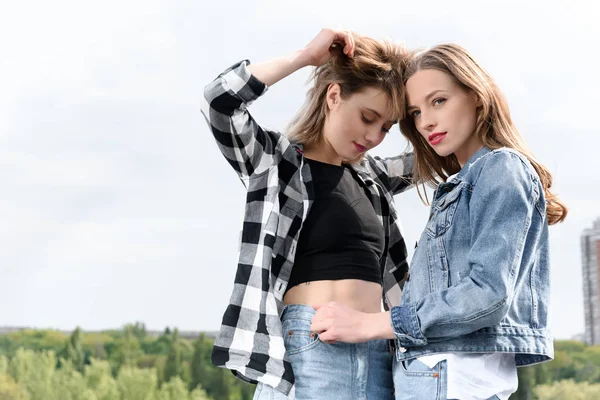 Joven elegante lesbiana pareja — Foto de Stock