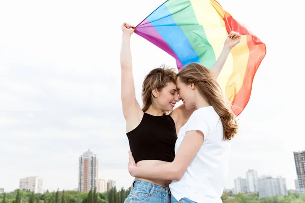 Casal lésbico com lgbt bandeira — Fotografia de Stock