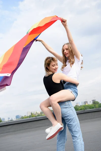 Лесбийская пара с флагом lgbt — стоковое фото