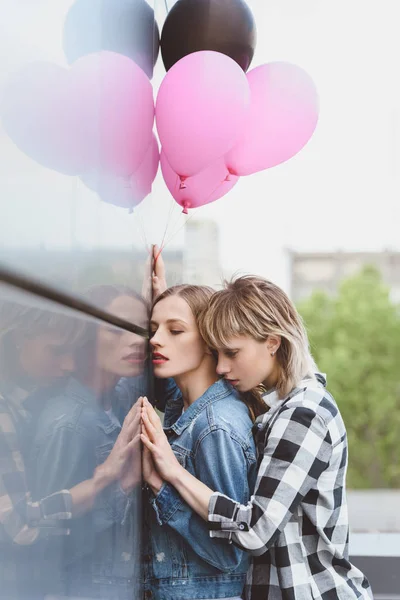 Sensual lesbian couple embracing — Stock Photo, Image