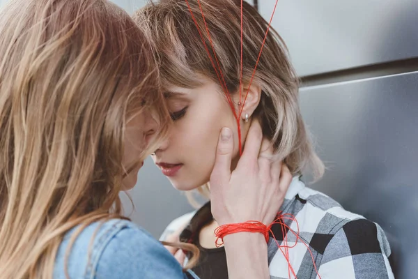 Giovane lesbica coppia baci — Foto Stock