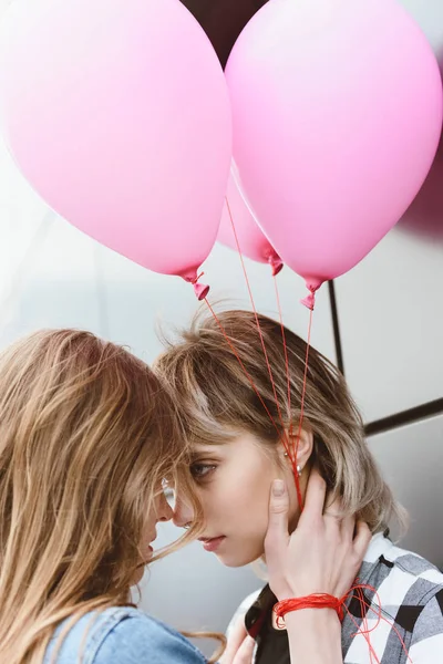 若いレズビアンカップルキス — ストック写真