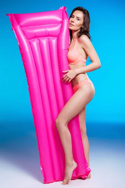 Mujer joven con colchón de natación —  Fotos de Stock