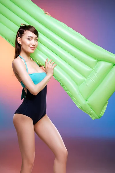 Dívka v plavkách s matrací plavání — Stock fotografie zdarma