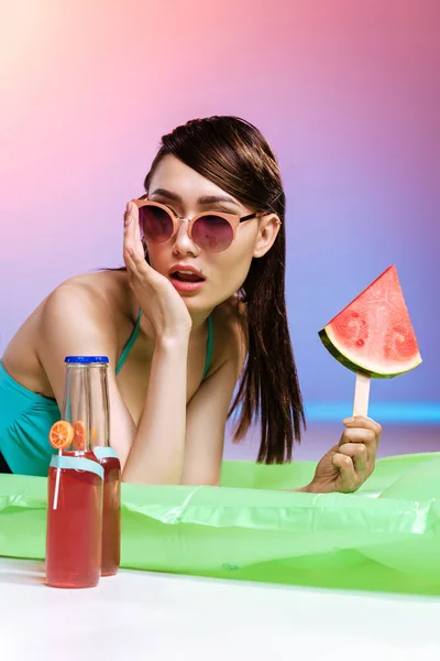 Žena v sluneční brýle drží kus melounu — Stock fotografie
