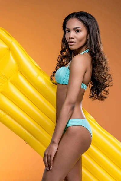 Afro-amerikai lány úszás matrac — Stock Fotó