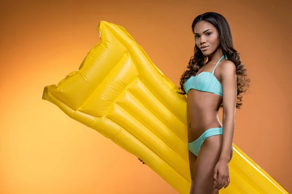 African american girl with swimming mattress — Stock Photo, Image