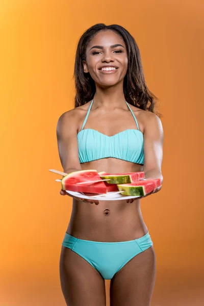 Dívka drží desku s meloun plátky — Stock fotografie