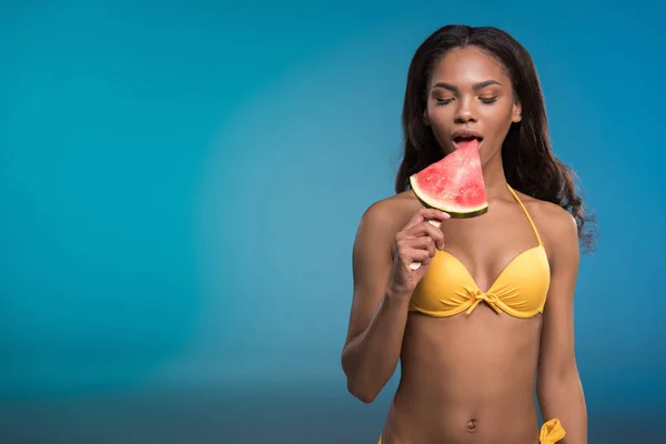 African american girl eating watermelon — Free Stock Photo