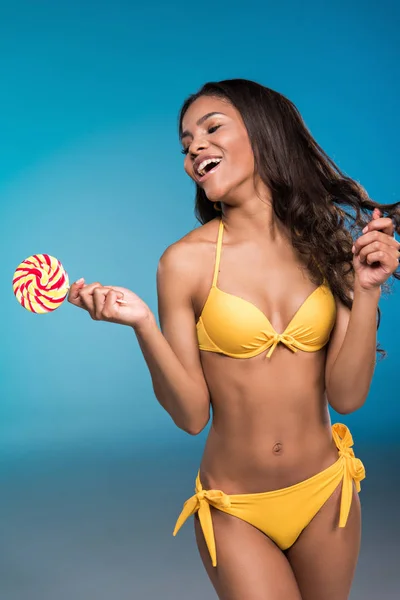 African american woman holding lollipop — Stockfoto