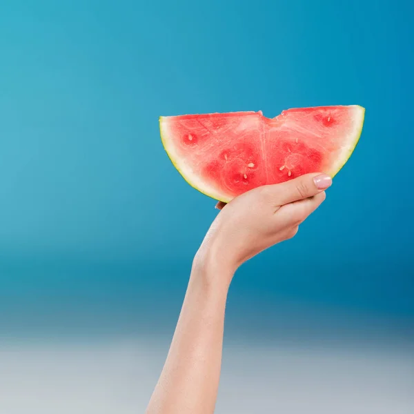 Menschliche Hand hält Wassermelonenscheibe — Stockfoto