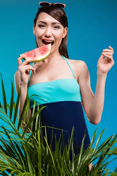 Asiática mulher em maiô comendo melancia — Fotografia de Stock