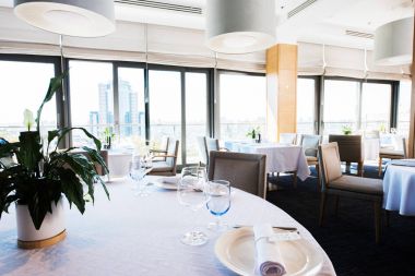 Lüks restoranın içi.
