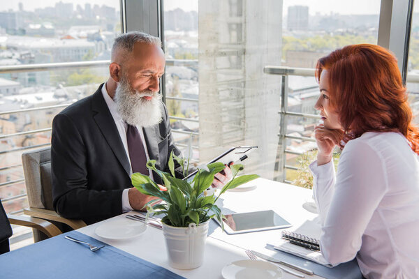 взрослые бизнесмены, имеющие встречу
