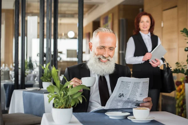 Affärsman läsa tidningen — Gratis stockfoto