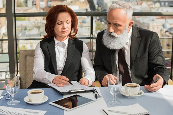 Colegas de negócios discutindo contrato — Fotografia de Stock