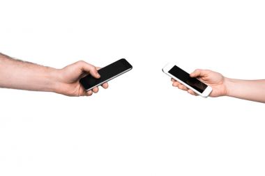 Kadın ve erkek akıllı telefon kullanıyor.