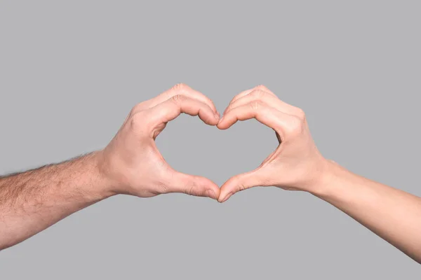 Hjärtat tecken på händerna — Stockfoto