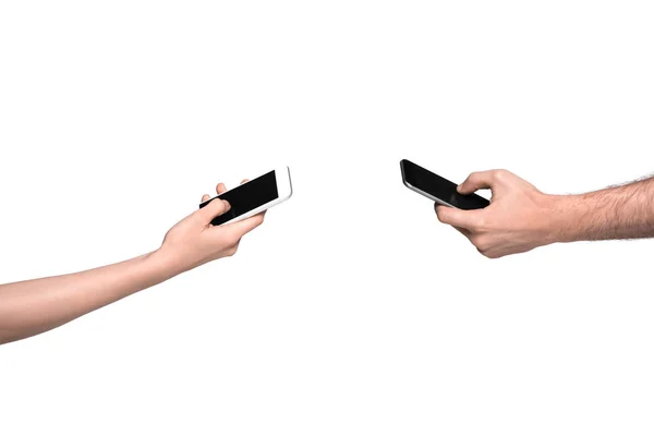 Homme et femme utilisant des smartphones — Photo
