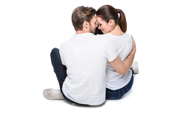 Jonge knuffelen paar — Stockfoto