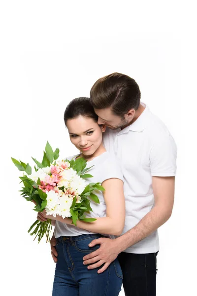 Casal com buquê de flores — Fotografia de Stock