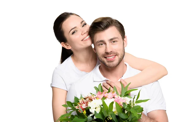 Couple avec bouquet de fleurs — Photo