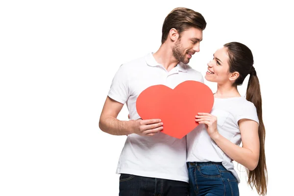 Casal segurando coração vermelho — Fotografia de Stock