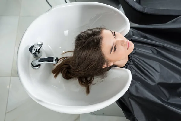 Женщина с мытьем волос — стоковое фото