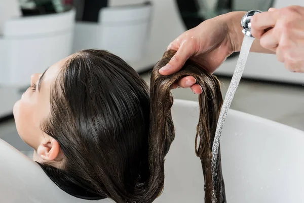 Femme ayant un lavage de cheveux — Photo