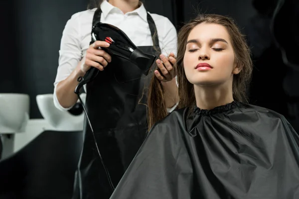 Peluquería secado pelo de mujer — Foto de Stock