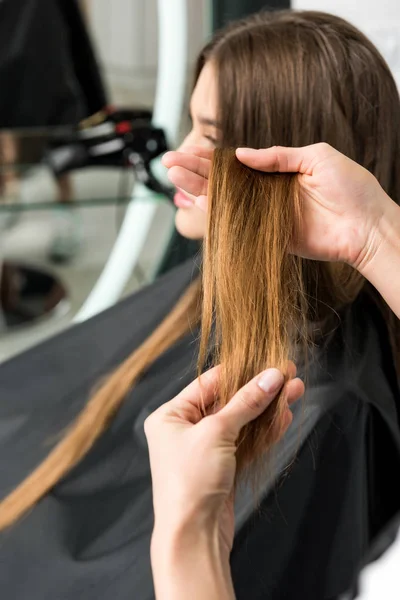 Jeune femme avec de beaux cheveux — Photo