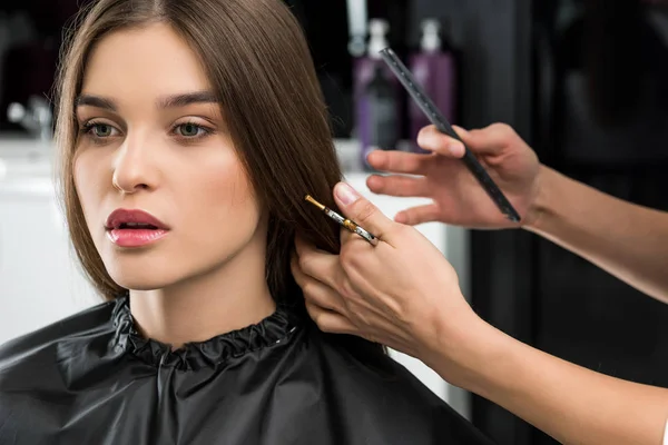 stilist kesim saç kadının