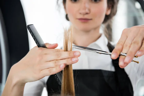 Stilist kesim saç — Stok fotoğraf