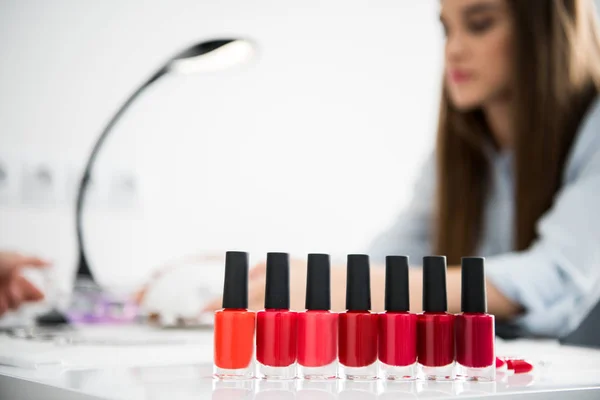 Botellas de esmalte de uñas con tonos de rojo — Foto de Stock
