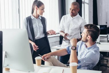çok ırklı meslektaşları ofiste tartışıyor