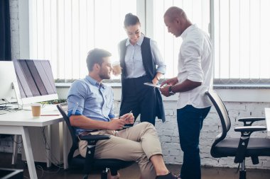 çok ırklı meslektaşları ofiste tartışıyor