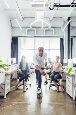 Office kaykay üzerinde işadamı 