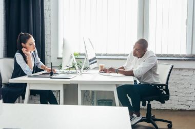 Ofiste çalışan iş adamları