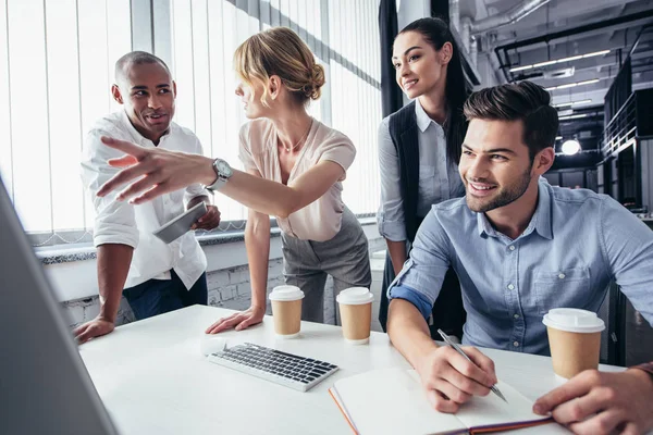 iş adamları ile masaüstü bilgisayar 