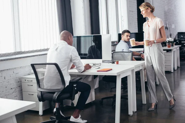 Genç iş adamları ofiste.