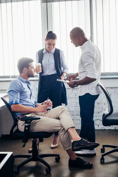 Multiethnic colleagues discussing in office — Stock Photo, Image