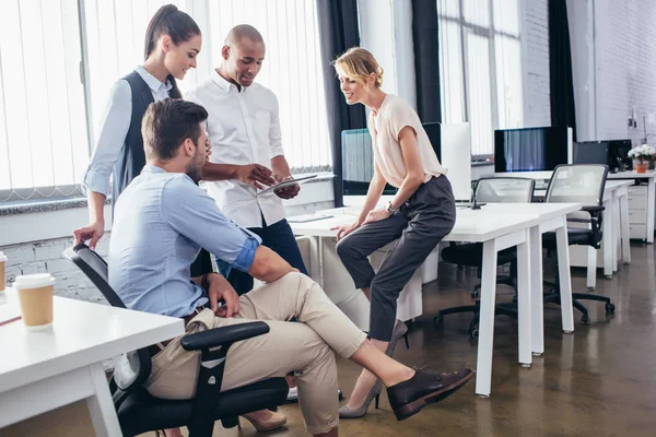 genç iş adamları dijital tablet ile