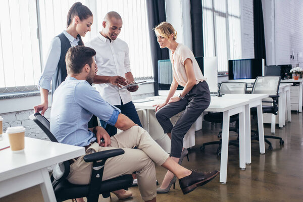 Молодые бизнесмены с цифровым планшетом
