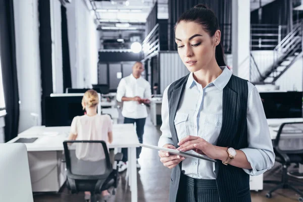 Dijital tablet kullanan iş kadını