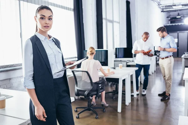 Femme d'affaires avec tablette numérique — Photo