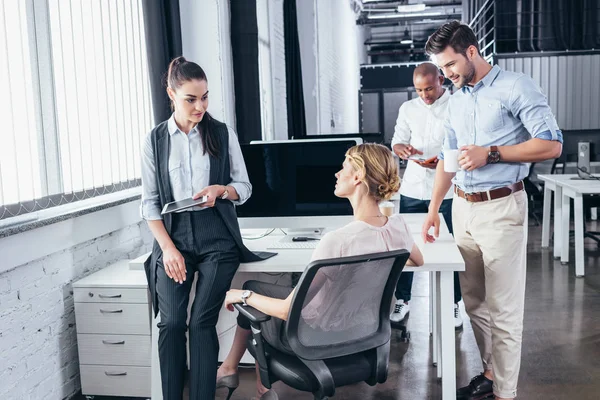 Jonge zakenmensen in functie — Stockfoto