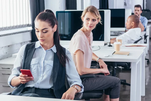 Jeunes femmes d'affaires en fonction — Photo