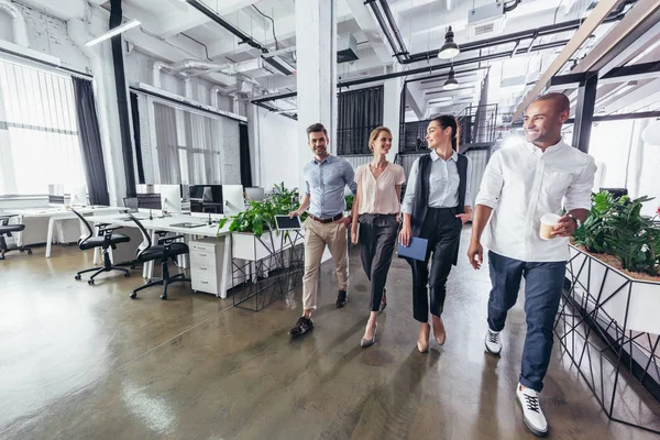 Selbstbewusste multiethnische Geschäftsleute — Stockfoto