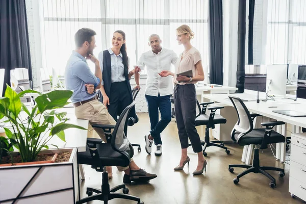 Ofiste konuşmak iş arkadaşları